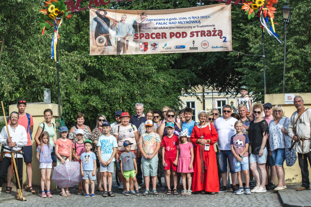 „SPACER POD STRAŻĄ 2”. MIEJSKI RAJD EDUKACYJNO-HISTORYCZNY W TRZEBIATOWIE
