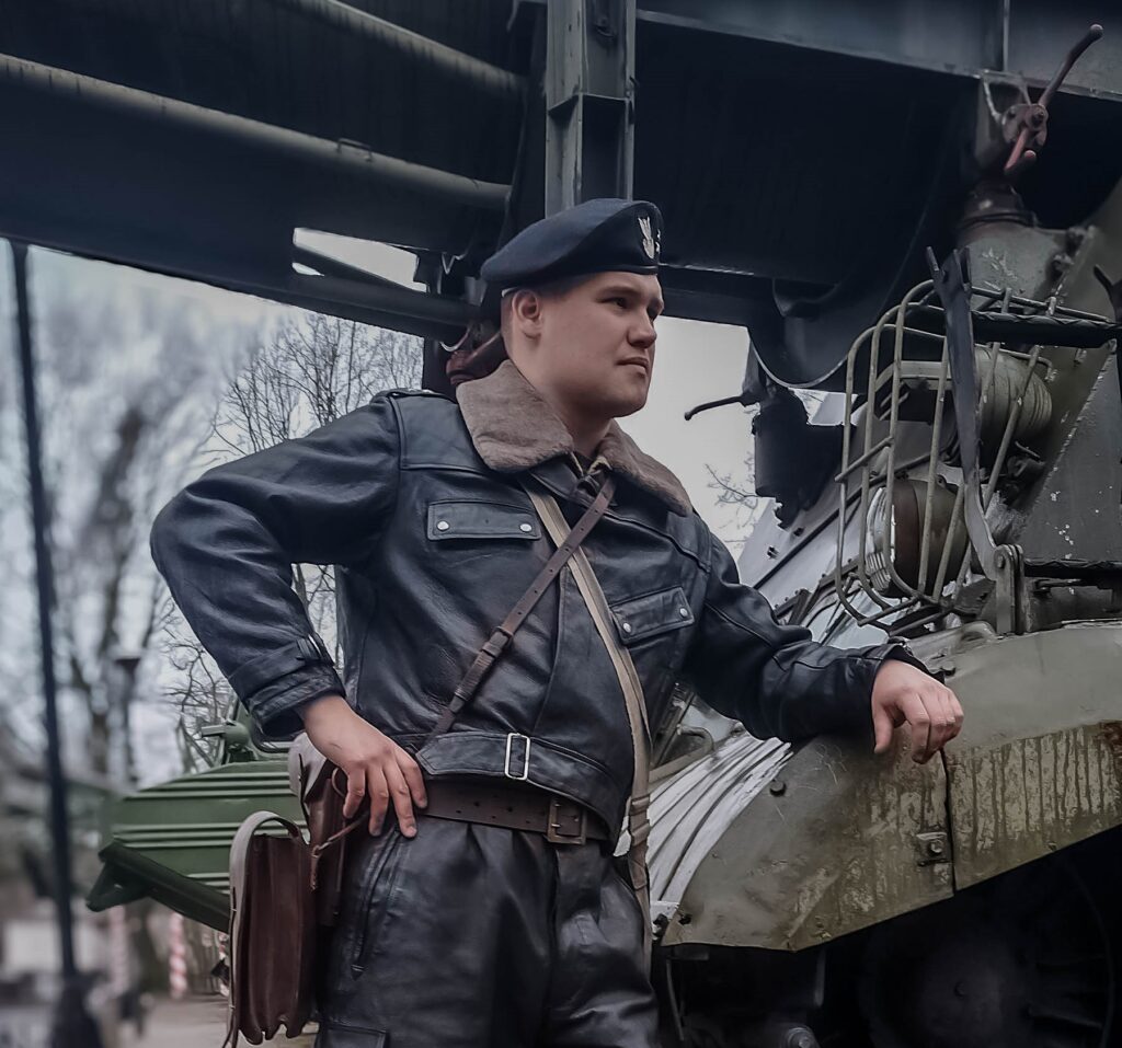 PRZEDSTAWIAMY CYKL SYLWETEK – CZOŁGISTA POLSKIEJ ARMII LAT 60 XXWIEKU