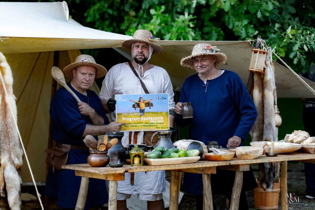 PROGRAM SPOŁECZNIK – OGNIEM I RUSZTEM. WARSZTATY KUCHNI PRZY PAŁACU W TRZEBIATOWIE